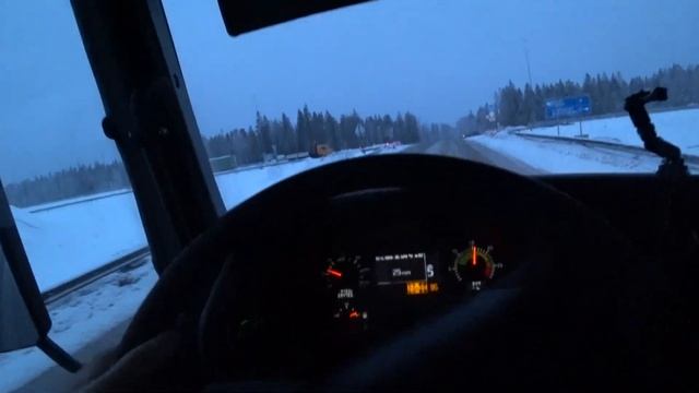 Не перестаёт глючить кпп на Mercedes Actros 4141, вожу ЩПС. смотреть онлайн
