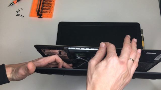 Разборка ноутбука Asus X540M