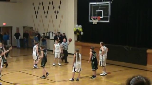 Free Throw Gets Stuck in High School Basketball Game смотреть онлайн