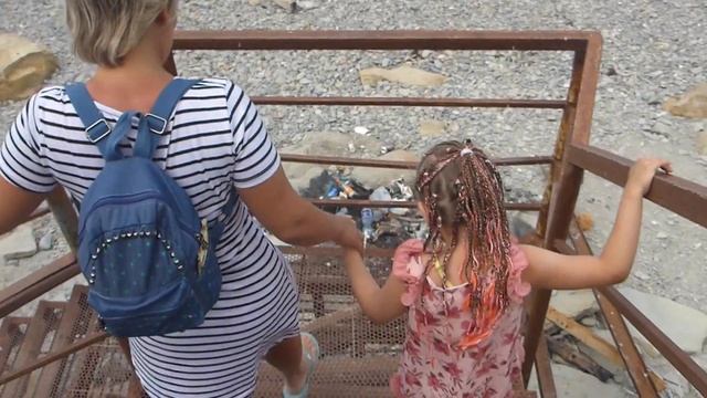Сумасшедший спуск к морю в Супсехе Анапа, 800 ступеней.Галечный пляж. смотреть онлайн