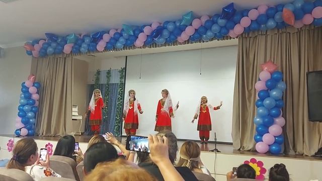 В школе-лицей №6 выпускной у "4Ф" класса. Мехран выступает танец Гёйчай ))))) 11.06.2022 смотреть онлайн