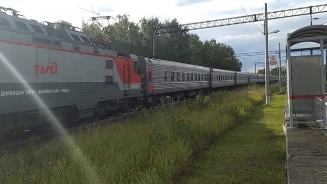 Электровоз ЭП20-046 с поездом №162 Москва - Феодосия смотреть онлайн