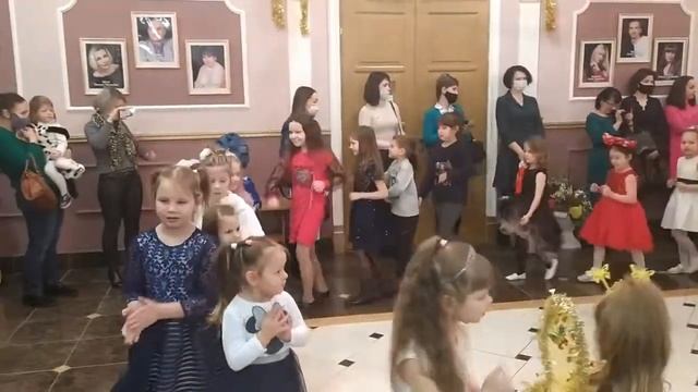 Утренник в театре. Слонимский драматический театр. Новогоднее представление. Подарок от Деда Мороза смотреть онлайн