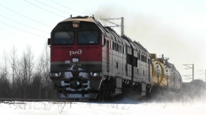 "Снежный" 2ТЭ116У-0340 с грузовым поездом и приветливой бригадой