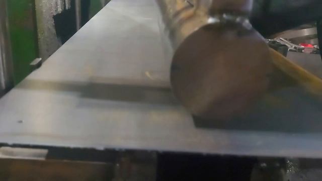 Гибка листа радиусом 50 мм на гидравлическом прессе / Bending the sheet R=50 mm on a hydraulic pres смотреть онлайн
