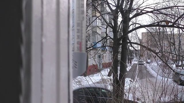 В Подмосковье мороз. Уличный термометр показывает -35°С.