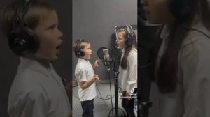 песня встанем в исполнении детского дуэта