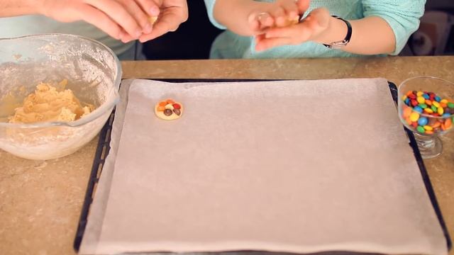 ГОТОВИМ ПЕЧЕНЬЕ M&M'S | SWEET HOME смотреть онлайн