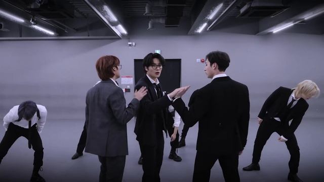 [4K 60FPS] Stray Kids '특 (S-Class)' Dance Practice Video (Suit ver.) | REQUESTED смотреть онлайн