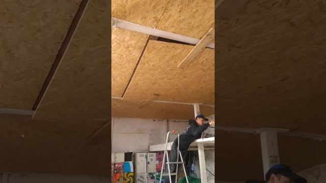 как самому установить подвесной потолок#ЛегкийСпособОбшиваемВодиночкуОСБлистамиПотолок3,8высота. смотреть онлайн