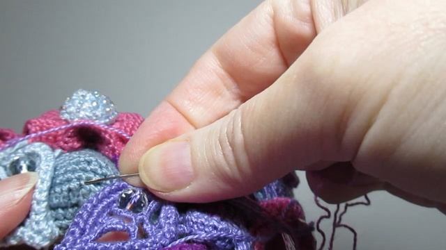 Заполняю пространство между листочками на обратной стороне вязаной сумки смотреть онлайн