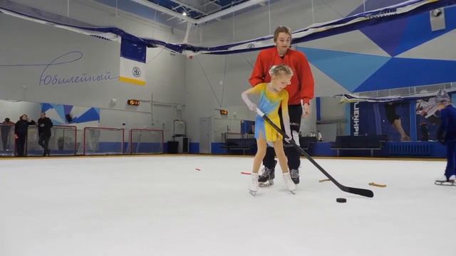 Женский хоккей начинается с фигурного катания смотреть онлайн
