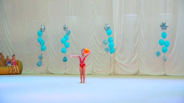 Художественная гимнастика, выступление Алиса Якубасова, 6лет, мяч( первое выступление) смотреть онлайн