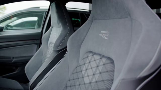 VW Golf 8 R-Line eTSI 7-G DSG смотреть онлайн