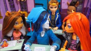 ЧТО ЗА ЗВУКИ ИЗДАЁТ КЛОДИН НА УРОКЕ??? ПОЗОР! Стоп моушен монстер хай для детей мультик