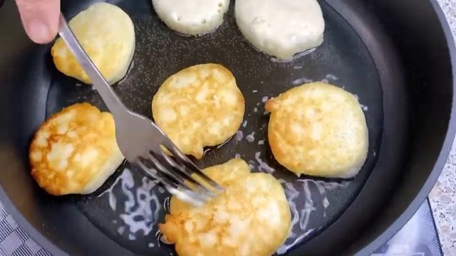 Супер вкусные оладьи с зелёным луком и яйцом! Оладьи традиционные и с начинкой. Отличный завтрак! смотреть онлайн