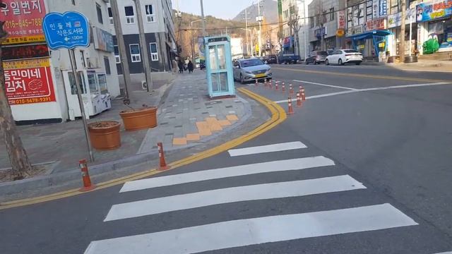 KOREYA KO'CHALARI, HAR KUNLIK GAZETALARI VA AYOQSH Lori haqida смотреть онлайн