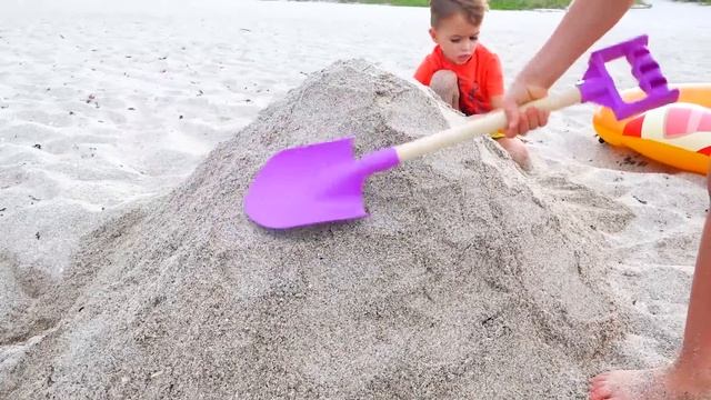 Vlad and Nikita had a Fun Day on the Beach! Plying with Mom and Sand смотреть онлайн