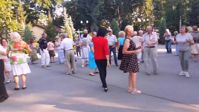 СМУГЛЯНКА ОЗОРНАЯ! СЧАСТЛИВЫЕ МОМЕНТЫ ИЗ ПАРКА ГОРЬКОГО ХАРЬКОВ смотреть онлайн