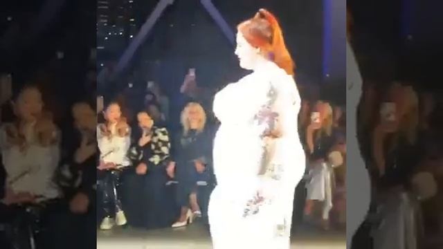 Самая толстая модель Тесс Холлидей вышла на подиум смотреть онлайн