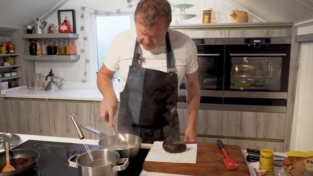 BLACK PUDDING, CARAMALISED ONIONS AND POACHED EGGS. смотреть онлайн