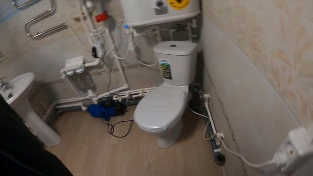 Сделали санузел, запускаем насос. Показываю, как слить воду из труб на даче! смотреть онлайн