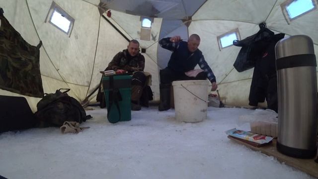 Зимняя рыбалка на Сига , с тестем Подводные сьемки смотреть онлайн