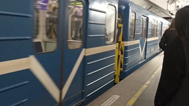 Перегонка номерного 81-717/714 на станции Невский проспект смотреть онлайн