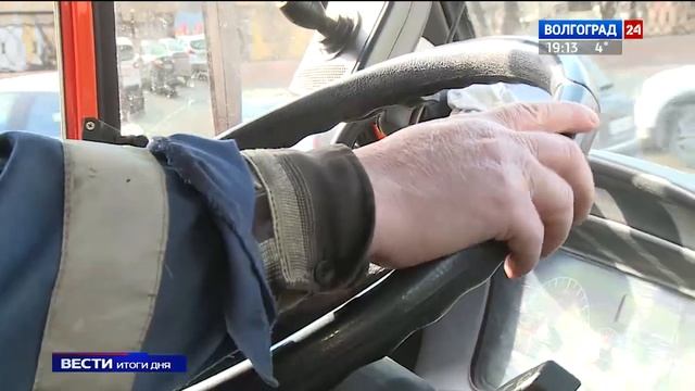 Припаркованные автомобили мешают волгоградским коммунальщикам чистить дороги смотреть онлайн