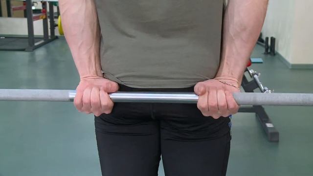 Сгибание запястий со штангой за спиной в положении стоя смотреть онлайн