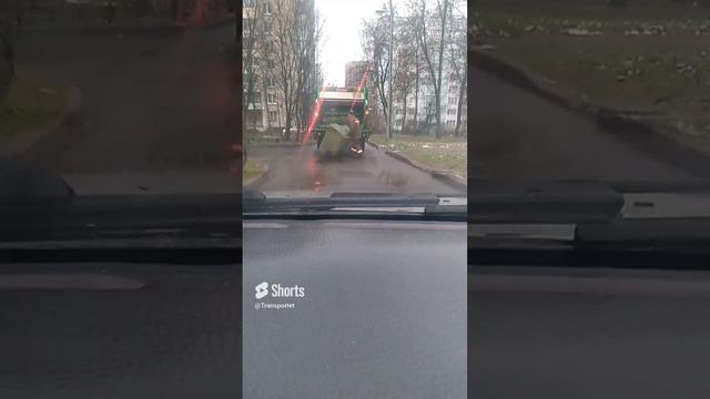 Свернуть некуда за мусоровозом по двору #Shorts смотреть онлайн