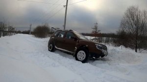 Рено Дастер буксует в снегу