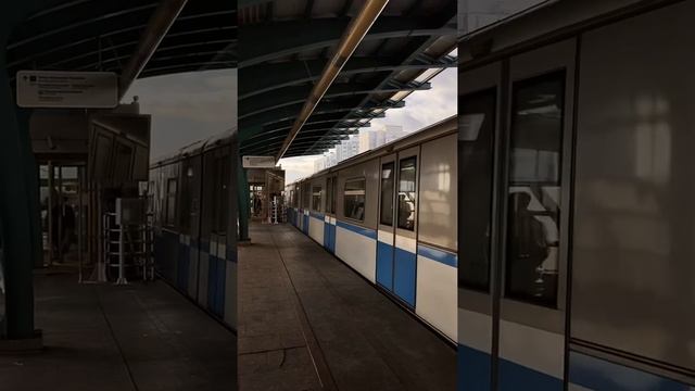Электропоезд 81-740/741.4 «Русич» уезжает со станции метро «Бульвар Адмирала Ушакова» смотреть онлайн
