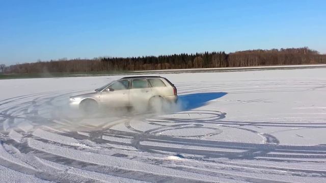 Audi A4 B5 QUATTRO 2.6 on ice having fun смотреть онлайн