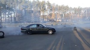 Мерседес Е210, Mercedes 4,2 дрифтует палим резину, мерседес турбо  ,дрифт на авто