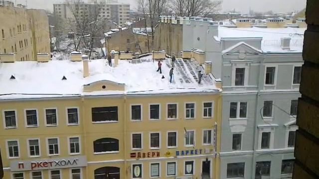 Как убирают снег с крыш смотреть онлайн