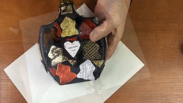 Leather bottle decor. Decoración de botellas de cuero. Декор бутылки кожей.