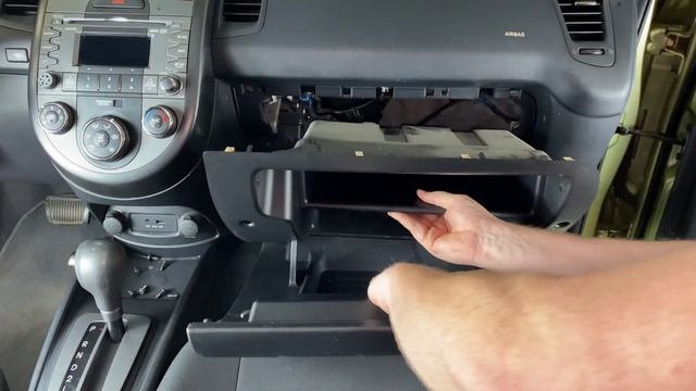 2010 - 2011 Kia Soul Cabin Air Filter Location - How To Remove Replace Change DIY Video Tutorial смотреть онлайн