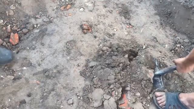 Шурф фундамента,на старой деревне,решили шурфить фундамент, и нашли много серебряных монет на шурфе смотреть онлайн