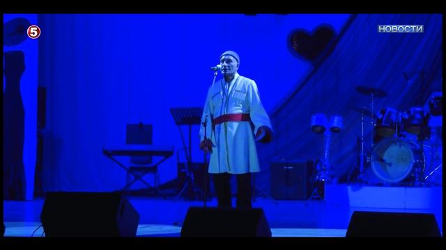 Мужчины поздравили интинок с 8 марта со сцены ДКиТ. смотреть онлайн