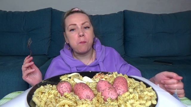 МУКБАНГ МАКАРОНЫ С СОСИСКАМИ///Mukbang еда на камеру/Русский мукбанг/не АСМР/