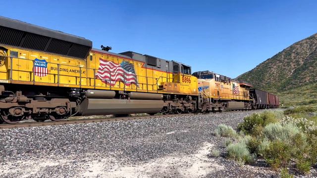 8 Locomotives! Scenic Rocks Backdrop. Amazing Monster Manifest Train at Cajon Pass! 4KHDR смотреть онлайн