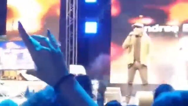 Andrea Barone nelle vesti di Vasco Rossi per Santa Venera ad Avola смотреть онлайн