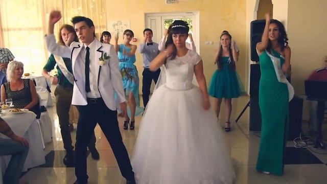 Классный танец молодых. Супер ручеёк смотреть онлайн