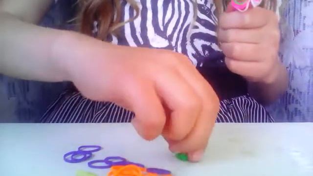 Как сплести перышко из резинок? смотреть онлайн