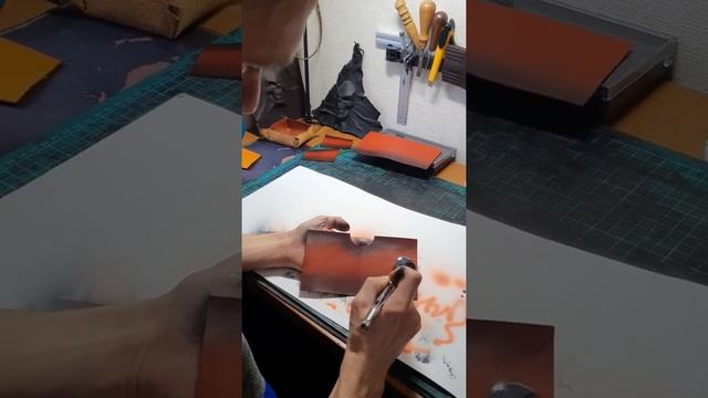 Процесс покраски натуральной кожи с помощью аэрографа. смотреть онлайн