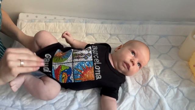Как одевать бодик грудничку смотреть онлайн