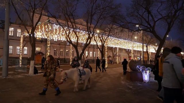 В Оренбурге на площади Ленина открыли новогодний городок смотреть онлайн