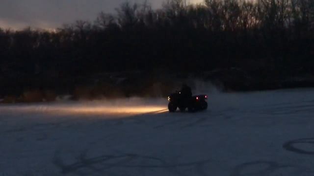 //Квадроциклы// //Дрифт на льду по речке// // Квадроцикл провалился под лёд// смотреть онлайн