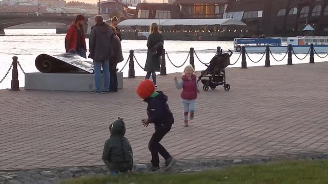 Дети есть дети - кругом лазают и везде ползают...) смотреть онлайн